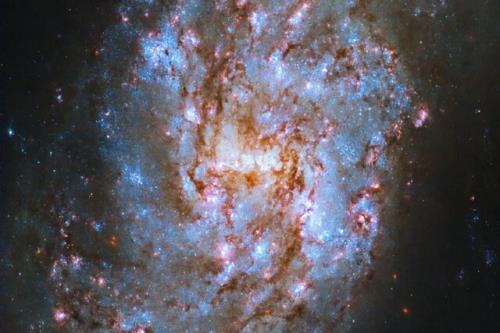 تلسکوپ هابل یک کهکشان شبیه مار را به تصویر کشید