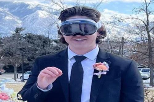 عینک ویژن پرو اپل بر چهره یک داماد در روز عروسی اش!